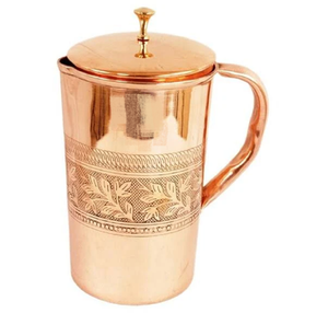 Carafe en cuivre rayée, polie et lisse, aux lignes minimalistes et à la texture fine. Disponible au prix de gros - Product Image 3