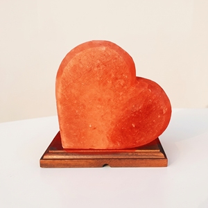 Lámpara de Sal Rosa del Himalaya Natural en Forma de Corazón, Hecha a Mano, con Base de Madera - Product Image 1