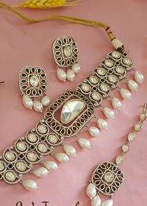 Encantador conjunto de gargantilla Kundan con piedras de moissanita de alta calidad, pendientes y tikka para mujer, ideal para bodas. - Product Image 4