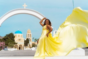 Robe longue Santorini en satin fluide, couleur bonbon, élégante, coupe trapèze, avec traîne, idéale pour les séances photo de vacances - Product Image 1