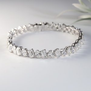 Bracelet de luxe unisexe en diamants de laboratoire classiques multi-formes, taille émeraude et ovale, avec cristaux taillés en cascade horizontale - Product Image 1
