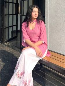 Conjunto de Traje Plazzo de Seda Romana Pura Premium con Bordado, Mangas con Borlas Elegantes, Trabajo de Hilo, Anillo Metálico Elástico y Dupatta para Mujer - Product Image 3