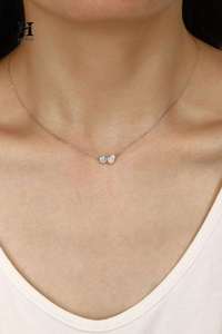 Collier pendentif en or 18 carats avec deux diamants, comprenant des diamants ronds et en forme de poire - Product Image 4