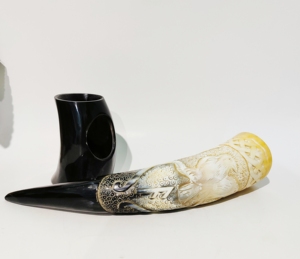 Cuerno Vikingo Artesanal para Beber, Cuerno de Buey Real con Soporte, Grabado Profundo con Runas, Decoración de Bar, Regalo - Product Image 6