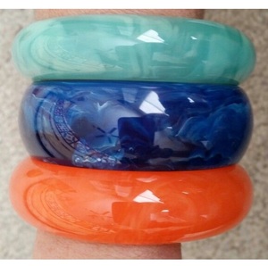Conjunto de Brazaletes de Resina Pulida, Redondos, Azules, Verdes, Naranjas, Coloridos, Joyería Artesanal Natural para Fiestas y Oficina - Product Image 1