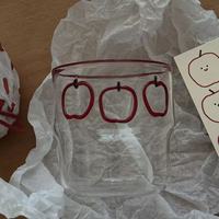 Jolies tasses en verre trois pièces au design élégant. Convient aux publications Instagram. Usage domestique. Résistant aux hautes températures