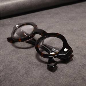 Monture de lunettes de vue ronde classique en écaille de tortue - Product Image 1