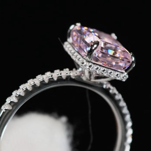 Anillo de Diamante Rosa Corte Radiante en Oro Blanco con Banda Pavé, Anillo de Compromiso de Lujo para Mujer, Elegante Anillo Solitario - Product Image 2