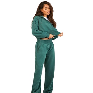 Vente directe usine – Ensemble 3 pièces personnalisé en molleton de coton uni pour l'hiver : sweat à capuche court et pantalon taille haute à deux poches – Survêtements pour femmes - Product Image 5