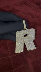 จี้เพชรโมอิสซาไนต์แบบกำหนดเองสำหรับผู้ชาย สไตล์ฮิปฮอป ตัวอักษรประดับเพชร 925 เงินแท้ สองสี จี้ชื่อย่อสำหรับแร็ปเปอร์ - Product Image 5