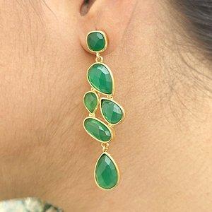 Boucles d'oreilles tendance hip-hop minimalistes en onyx vert taillé en losange, en laiton plaqué or 18 carats pour femme - Product Image 3