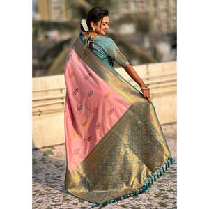 ชุดผ้าไหมเนื้อนุ่มสีชมพูอ่อน ยี่ห้อ Elite Weaves พร้อมลายดอกไม้สวยงาม ปักด้วยด้ายมีนาการี สำหรับผู้หญิง - Product Image 4