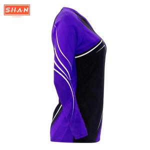 Camiseta deportiva de manga larga con cuello en V para mujer, sublimada con estampado degradado en negro y rosa, para voleibol. - Product Image 3