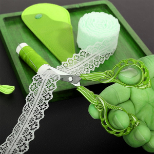 Ciseaux à broder fantaisie verts avec poignée décorative, 4,3 pouces, pour travaux d'aiguille, avec étui en cuir - Product Image 5
