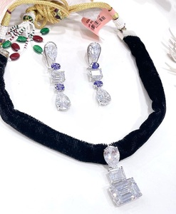 Ensemble de collier et boucles d'oreilles de créateur en argent plaqué de qualité supérieure, idéal pour les mariages, les fêtes et les occasions spéciales. - Product Image 4