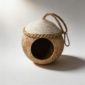Comedero y Casa para Pájaros Hechos de Cáscaras de Coco, Hechos en Vietnam - Product Image 5