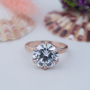 Anillo de lujo de plata 925 chapado en oro de 2 gramos con seis garras y moissanita DEF de diseño oculto - Product Image 1