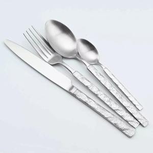 Juego de cubiertos de metal resistente, fabricado con acero inoxidable de grado alimenticio, ideal para uso diario y fiestas. - Product Image 5