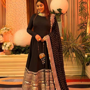 Kurti évasé pour femme en soie romaine avec broderie à la cordonnerie, manches longues, pantalon en crêpe naturel et dupatta en faux georgette - Product Image 1