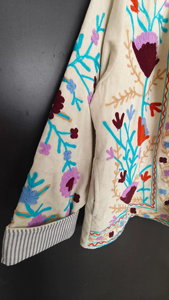 Veste matelassée en velours beige faite à la main, broderie florale Suzani, respirante, vêtement d'extérieur d'hiver haut de gamme pour femmes, artisanale - Product Image 4