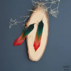 Mayorista SATYA ENTERPRISES: Pendientes Largos de Estilo Bohemio con Cuentas Verdes, Rojas y Coral, con Flecos Degradados y Efecto Ombre - Product Image 1
