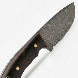 Cuchillo de caza de acero de Damasco con acabado artesanal, mango duradero, patrón elegante y equipo de caza para exteriores - Product Image 5