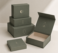 Boîte à bijoux magnétique de luxe portable avec logo personnalisé, gaufrage, papier texturé vert foncé, matériaux recyclés, doublure en éponge pour