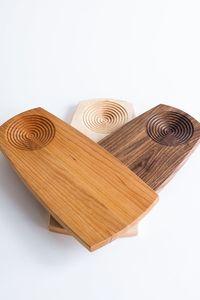 Tabla de cortar redonda de madera con asa, diseño de veta natural, para uso en la cocina. - Product Image 2