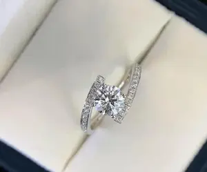 Magnifique bague de fiançailles et de mariage ouverte en argent sterling plaqué or blanc 14 carats avec moissanite véritable ronde de 2 carats pour femme - Product Image 6