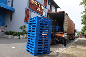 Paleta de acero construida con un marco resistente y alta capacidad de carga, adecuada para operaciones de almacenamiento, manipulación y transporte. - Product Image 4