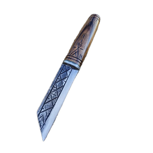 Cuchillo de caza hecho a mano de acero al carbono con hoja de punta caída, mango de madera y grabado geométrico, hoja fija para uso en exteriores. - Product Image 1