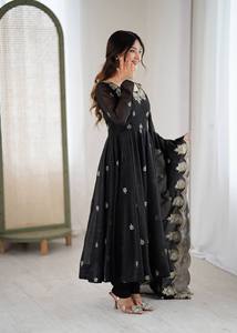 Traje Anarkali de Georgette Negro de Lujo con Bordado Zari Plateado – Conjunto Étnico de Diseñador de 3 Piezas para Fiestas Nocturnas y Bodas - Product Image 4