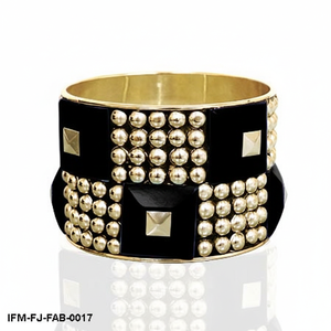 Brazalete Negro con Tachuelas Doradas, Estilo Punk, para Mujer - Product Image 1