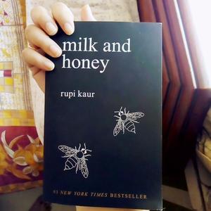 Leche y miel de Rupi Kaur, libro en inglés con tapa blanda, libro de poesía moderna y poemas emocionales - Product Image 2