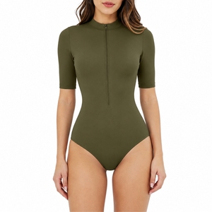 Combinaison de sport moulante à manches courtes pour femme, avec fermeture éclair sur le devant, en tissu doux au toucher, idéale pour le fitness, fabrication OEM. - Product Image 1