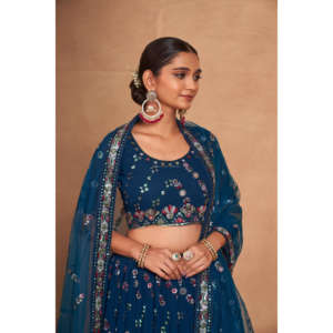 Magnifique ensemble de lehenga et choli de style Bollywood, conçu par des designers, avec dupatta brodé, pour les mariages et les fêtes des adultes. - Product Image 3