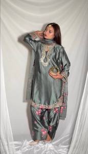 ชุดเซ็ต 3 ชิ้น Ramdev Trading Premium Natural Crep ประกอบด้วยเสื้อ ฟาร์ชี ซัลวาร์ และผ้าคลุมไหล่ ปักลายด้วยดิ้นและเลื่อม ความยาว 2.30 เมตร สำเร็จรูป สไตล์โมเดิร์น - Product Image 2