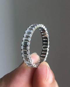 Anillo de Eternidad de Diamantes VVS de Lujo Unisex, Chapado en Oro Sólido de 18K, con Diamantes Cultivados en Laboratorio, Certificado por IGI, Corte Esmeralda, Apilable - Product Image 3