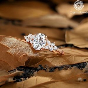 Bague de fiançailles classique pour femme Charm Jewells en argent plaqué or 18 carats avec moissanite taille coussin et trois pierres serties à griffes, 3 grammes, IGI - Product Image 1