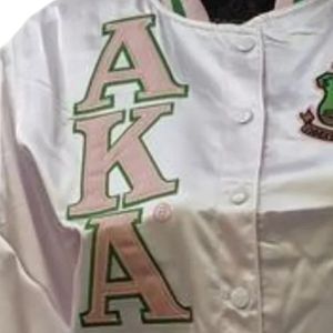 เสื้อแจ็คเก็ตผ้าซาตินสีขาวสำหรับผู้หญิง สไตล์วาร์ซิตี้ บอมเบอร์แจ็คเก็ต แฟชั่นลำลอง เสื้อคลุมติดกระดุมด้านหน้า สตรีทแวร์ เสื้อผ้าทันสมัย ขายส่ง - Product Image 5
