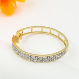 Aros urbanos con diamantes helados en oro macizo con cierre de clip brillante de corte redondo, diseñados para hombres, mujeres y compradores mayoristas. - Product Image 4
