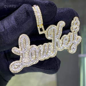 จี้เพชรโมอิสซาไนต์ VVS สำหรับผู้ชาย แบบสั่งทำตัวอักษร/ตัวเลข ชุบทองสองสี หรูหรา รับรองคุณภาพ เงินแท้ 925 ผ่านการทดสอบเพชร - Product Image 1