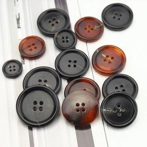 Boutons en corne de buffle faits à la main, écologiques, personnalisables en gros, avec tige en polyester, cousus par HF CRAFTS - Product Image 4