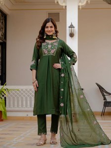 Elegante Conjunto de Kurti de Viscosa y Seda Mango para Mujer con Bordado de Lentejuelas y Dupatta de Seda Maslin |   Fabricante de Ropa B2B - Product Image 1