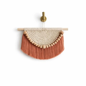 Elegante colgante de pared de macramé con detalles de cuentas de madera para decoración de pared de cocina, agrega un toque cálido y artesanal a espacios de cocina. - Product Image 1