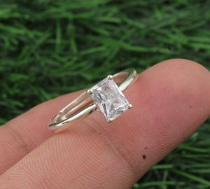 Bague solitaire en argent sterling 925 avec turquoise, bijou classique, délicat et minimaliste pour femme, cadeau de mariage ou d'anniversaire - Product Image 1