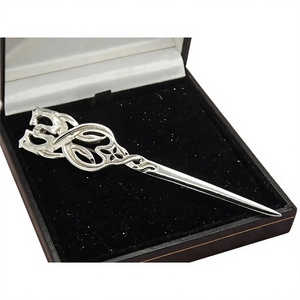 Broche écossaise celtique pour kilt, gravée, en métal argenté poli, personnalisée - Product Image 1