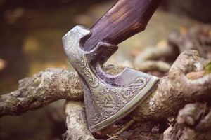 Hache Tomahawk LEGACY BLADES en acier à haute teneur en carbone, fabriquée à la main, avec manche en bois de frêne gravé, lame forgée, qualité industrielle, hache de plein air OEM - Product Image 2