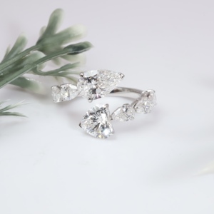 Anillo de compromiso de oro blanco de élite con diamante talla corazón, banda de boda clásica abierta con racimo, joyería fina romántica - Product Image 1