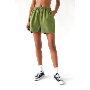 Shorts pour femmes tendance streetwear en coton délavé, coupe ample, séchage rapide, avec logo personnalisé, idéal pour l'été - Product Image 4